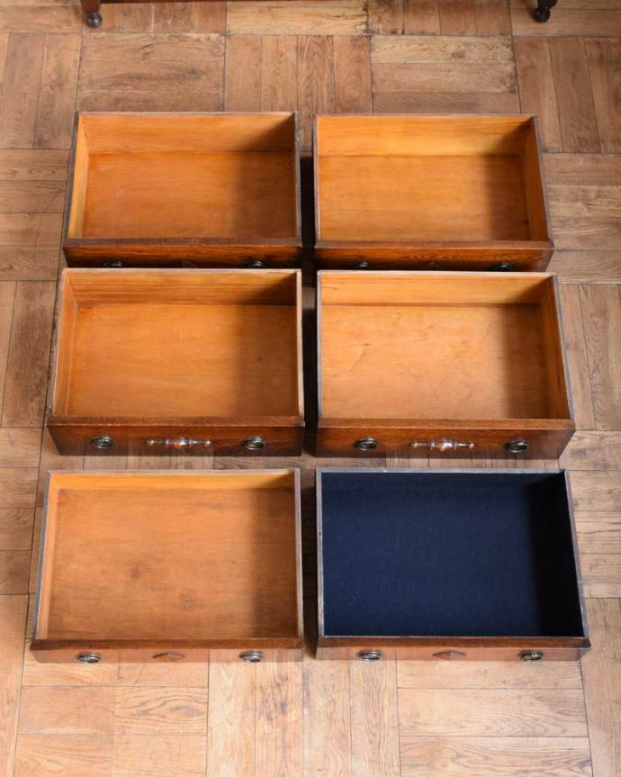 アンティークのチェスト　アンティーク家具　英国アンティーク家具、ミラーバックサイドボード（ミラー付きチェスト） 。もちろん引き出しの中もキレイに修復しましたもともとシルバーのカトラリーなどを入れて収納していた引き出し。(q-1723-f)