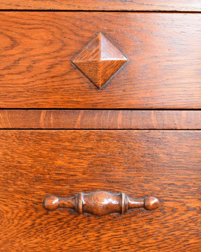 アンティークのチェスト　アンティーク家具　英国アンティーク家具、ミラーバックサイドボード（ミラー付きチェスト） 。至る所に繊細な彫いろんな彫のデザインがありますが、個人的に美しいと思える女性らしく優雅なデザインを選んできました。(q-1723-f)