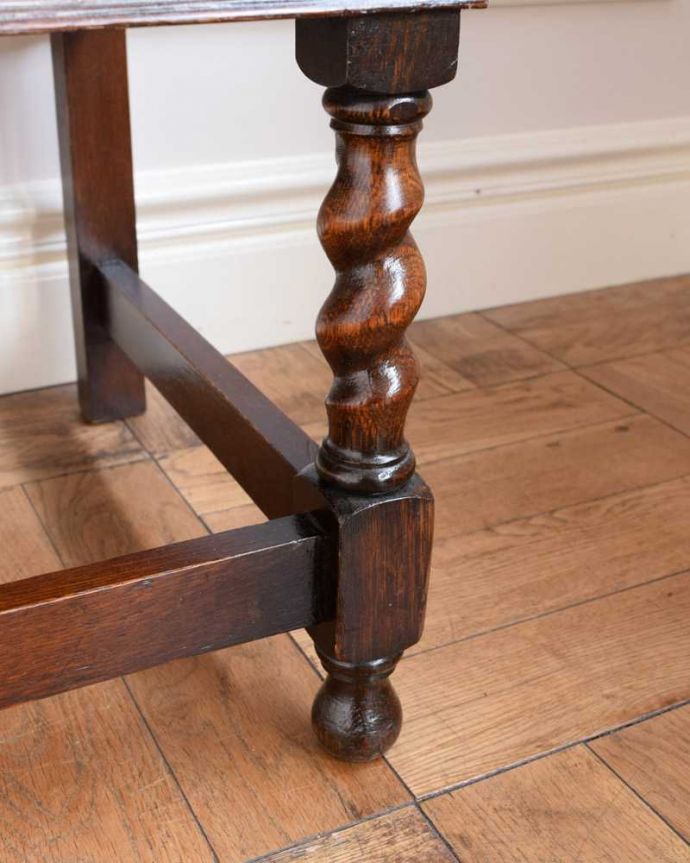 アンティークのチェスト　アンティーク家具　英国アンティーク家具、ミラーバックサイドボード（ミラー付きチェスト） 。女性でも運べちゃう理由は･･･Handleのアンティークは、脚の裏にフェルトキーパーをお付けしていますので、重い家具でも床を滑らせれて移動する事が出来ます。(q-1723-f)