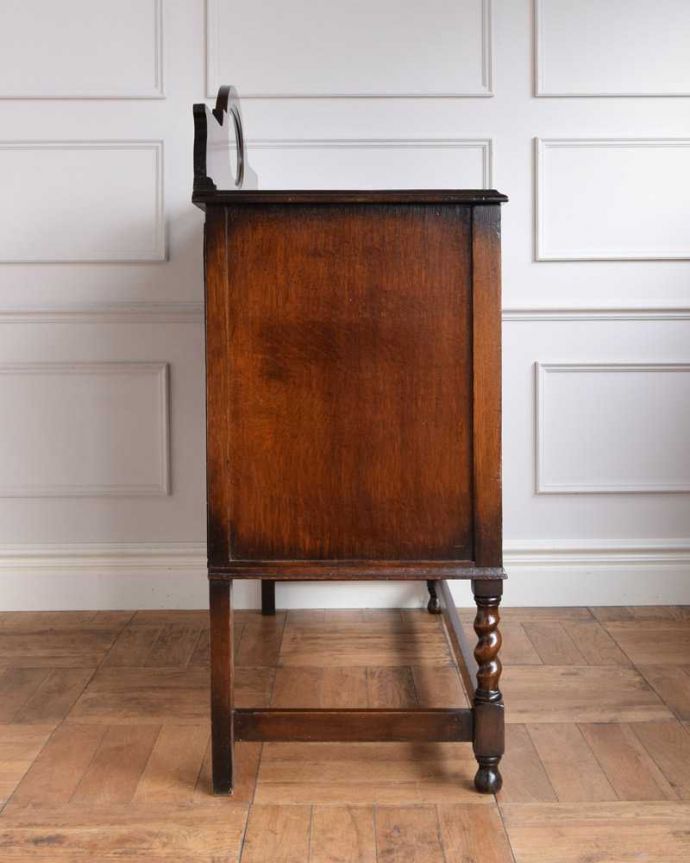 アンティークのチェスト　アンティーク家具　英国アンティーク家具、ミラーバックサイドボード（ミラー付きチェスト） 。横から見た姿もステキ横から見てみるとこんな感じです。(q-1723-f)