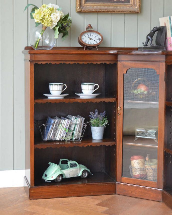 アンティーク家具 お部屋の角に置くアンティーク家具、コーナーブックシェルフ（オープンシェルフ）。お部屋の角にピタッと収まる飾り棚お部屋の角にピッタリ収まっちゃうから、どこでも使える便利なコーナーキャビネット。(q-1724-f)