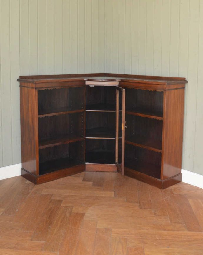 アンティーク家具 お部屋の角に置くアンティーク家具、コーナーブックシェルフ（オープンシェルフ）。キレイに修復したので、安心して使って下さい。(q-1724-f)