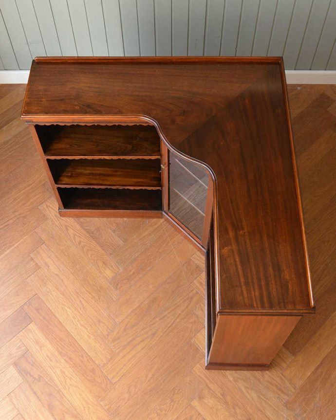 アンティーク家具 お部屋の角に置くアンティーク家具、コーナーブックシェルフ（オープンシェルフ）。天板もピカピカです。(q-1724-f)