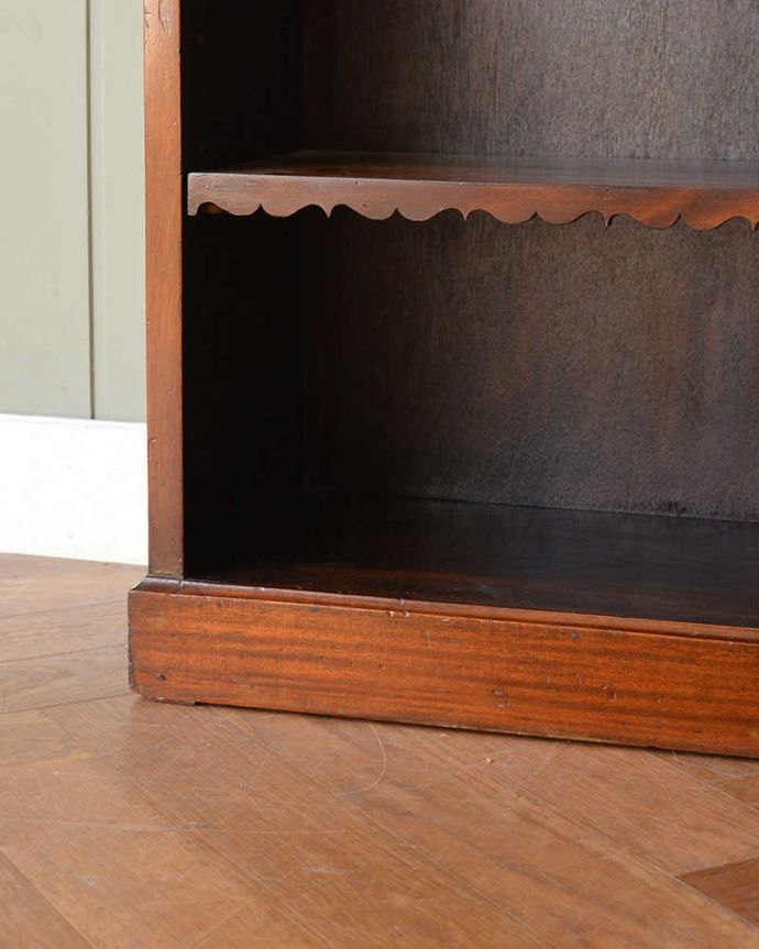 アンティーク家具 お部屋の角に置くアンティーク家具、コーナーブックシェルフ（オープンシェルフ）。女性1人でラクラク運べちゃう仕掛けHandleのアンティークは、脚の裏にフェルトキーパーをお付けしています。(q-1724-f)