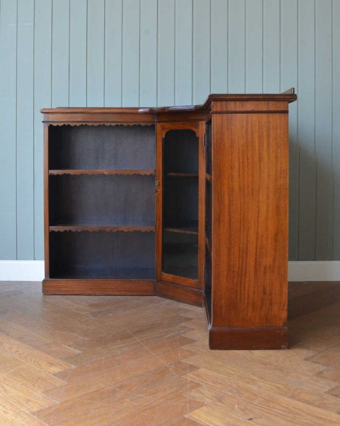 アンティーク家具 お部屋の角に置くアンティーク家具、コーナーブックシェルフ（オープンシェルフ）。横から見ると、こんな感じ壁にピタッと収まる部分は三角形になっています。(q-1724-f)