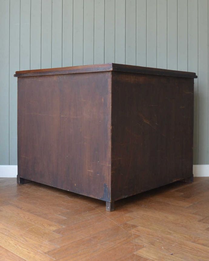 アンティーク家具 お部屋の角に置くアンティーク家具、コーナーブックシェルフ（オープンシェルフ）。壁で見えないけれど、後ろ姿もキレイです見えない部分もきちんと修復しているので、キレイに仕上がっています。(q-1724-f)