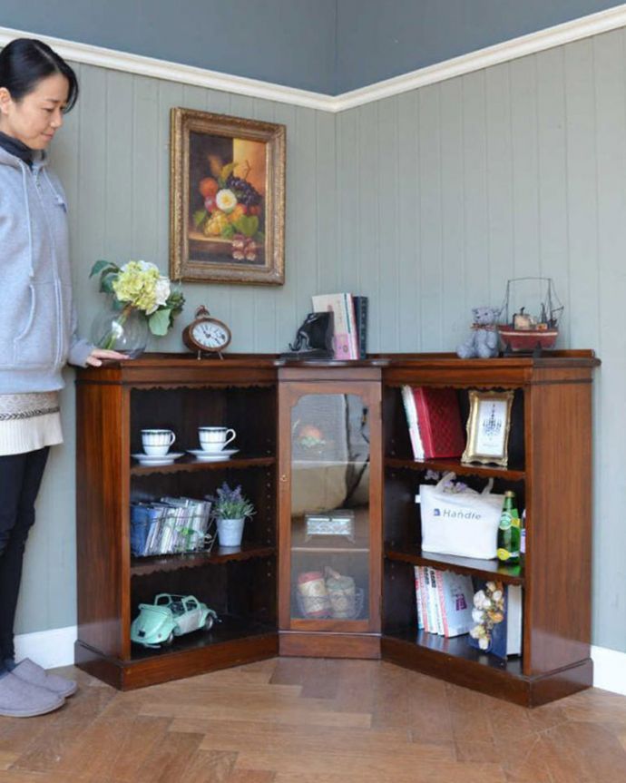 アンティーク家具 お部屋の角に置くアンティーク家具、コーナーブックシェルフ（オープンシェルフ）。なんでも便利に収納できるオープンタイプの本棚インテリアの素敵な国から来た家具は使い方も美しい･･･お部屋の角から華やかな雰囲気を作ってくれます。(q-1724-f)
