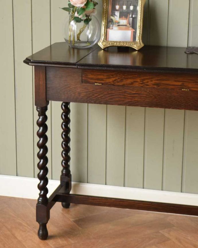 アンティークのデスク・書斎机　アンティーク家具　英国で見つけた機能的にも優れたトランスフォーム、アンティーク英国家具（ライティングデスク）。英国らしい豪華な彫りが美しい脚機能的なデザインのものが多いデスクだけに、アンティークらしく装飾が美しいものは目立ちます。(q-1725-f)