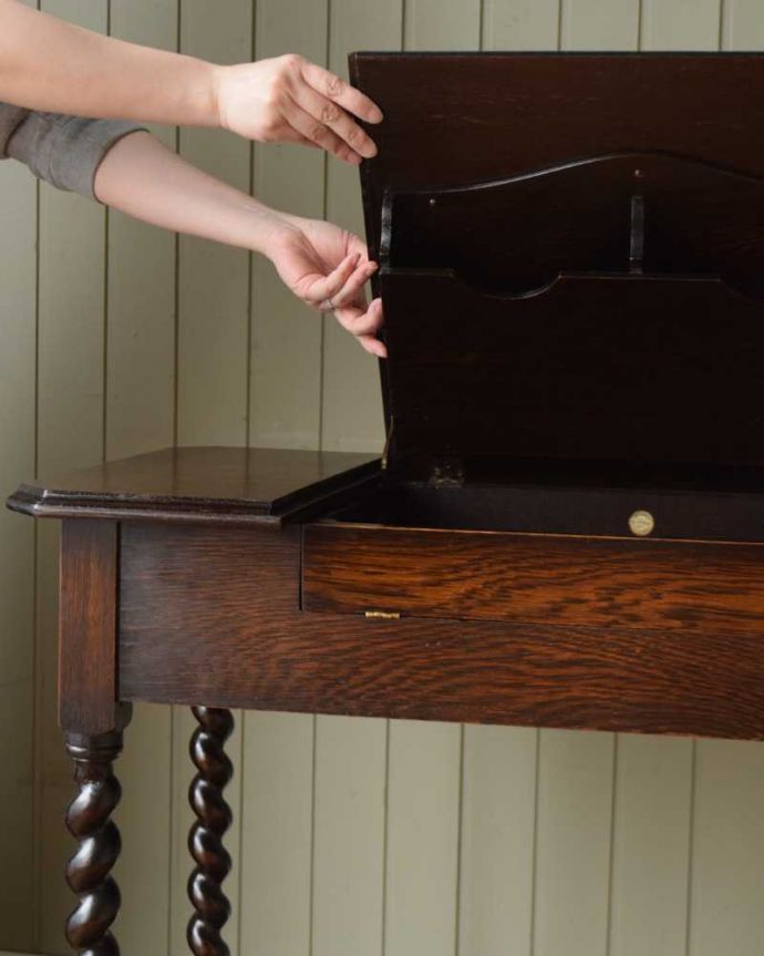 アンティークのデスク・書斎机　アンティーク家具　英国で見つけた機能的にも優れたトランスフォーム、アンティーク英国家具（ライティングデスク）。天板を上に持ち上げると･･･。(q-1725-f)