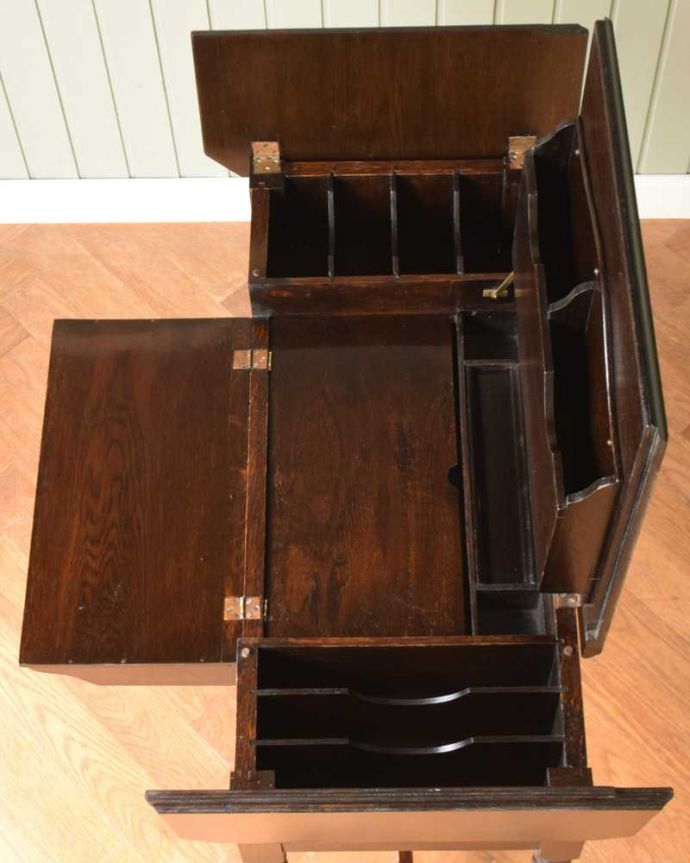 アンティークのデスク・書斎机　アンティーク家具　英国で見つけた機能的にも優れたトランスフォーム、アンティーク英国家具（ライティングデスク）。細かくたっぷり収納できます両サイドの天板の下にも収納が付いています。(q-1725-f)