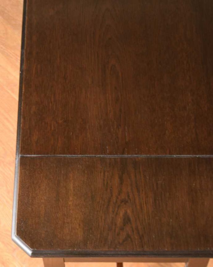 アンティークのデスク・書斎机　アンティーク家具　英国で見つけた機能的にも優れたトランスフォーム、アンティーク英国家具（ライティングデスク）。天板を近くから見ると･･･デスクは天板を使う家具なので、キレイにお直ししました。(q-1725-f)