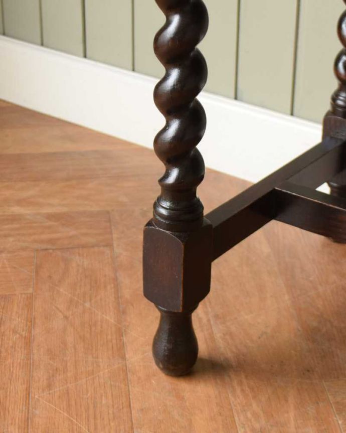 アンティークのデスク・書斎机　アンティーク家具　英国で見つけた機能的にも優れたトランスフォーム、アンティーク英国家具（ライティングデスク）。女性1人でラクラク運べちゃう仕掛けHandleのアンティークは、脚の裏にフェルトキーパーをお付けしています。(q-1725-f)