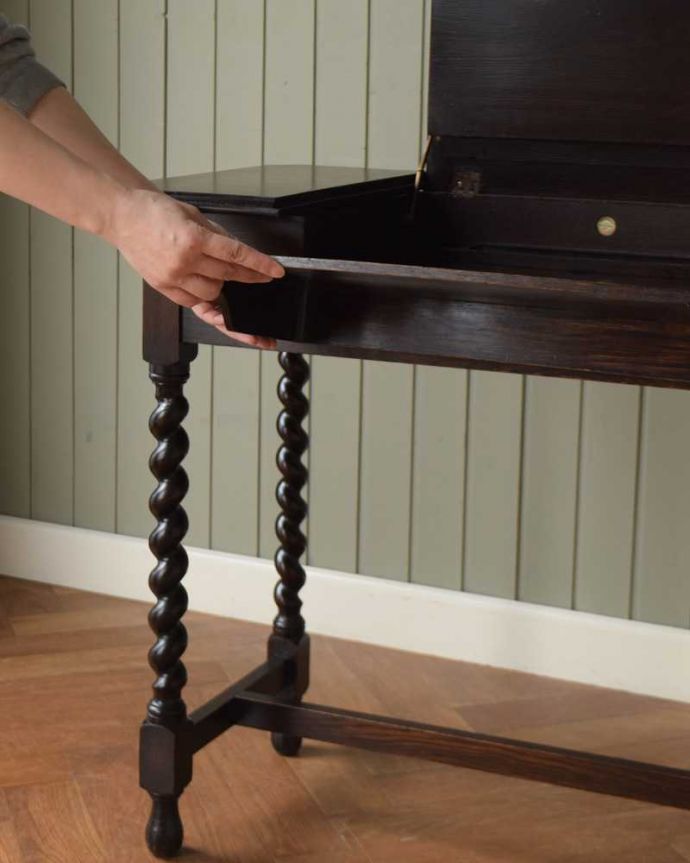 アンティークのデスク・書斎机　アンティーク家具　英国で見つけた機能的にも優れたトランスフォーム、アンティーク英国家具（ライティングデスク）。手前にもパタンと倒れます。(q-1725-f)