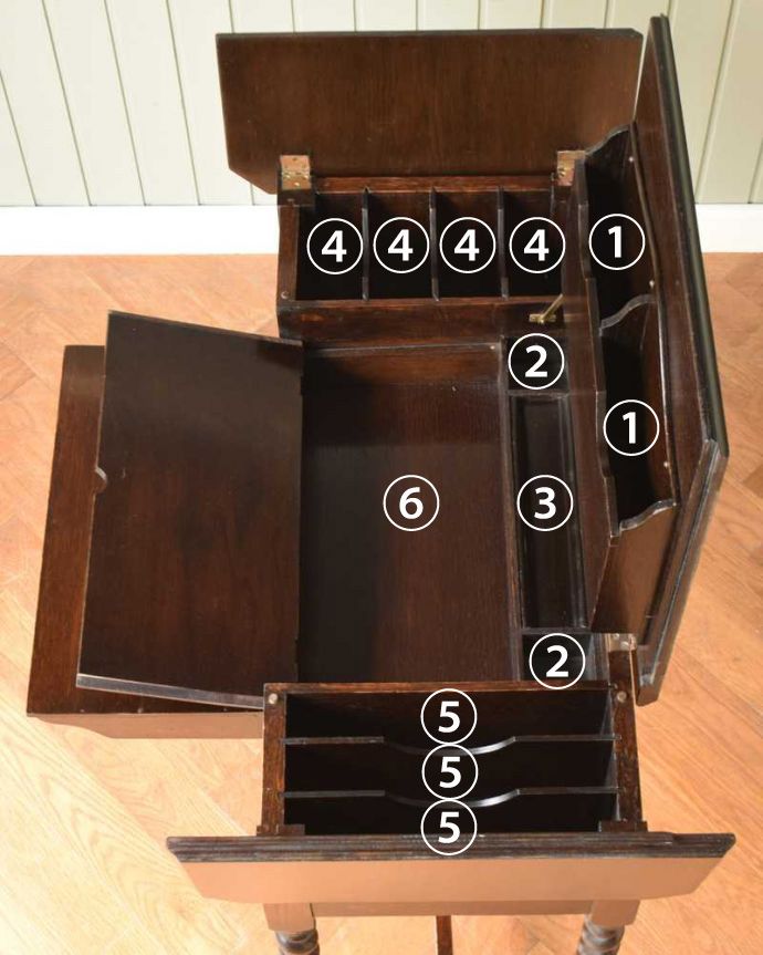 アンティークのデスク・書斎机　アンティーク家具　英国で見つけた機能的にも優れたトランスフォーム、アンティーク英国家具（ライティングデスク）。細かく仕切られた中身にうっとり扉の中身はこんなに細かく仕切られています。(q-1725-f)