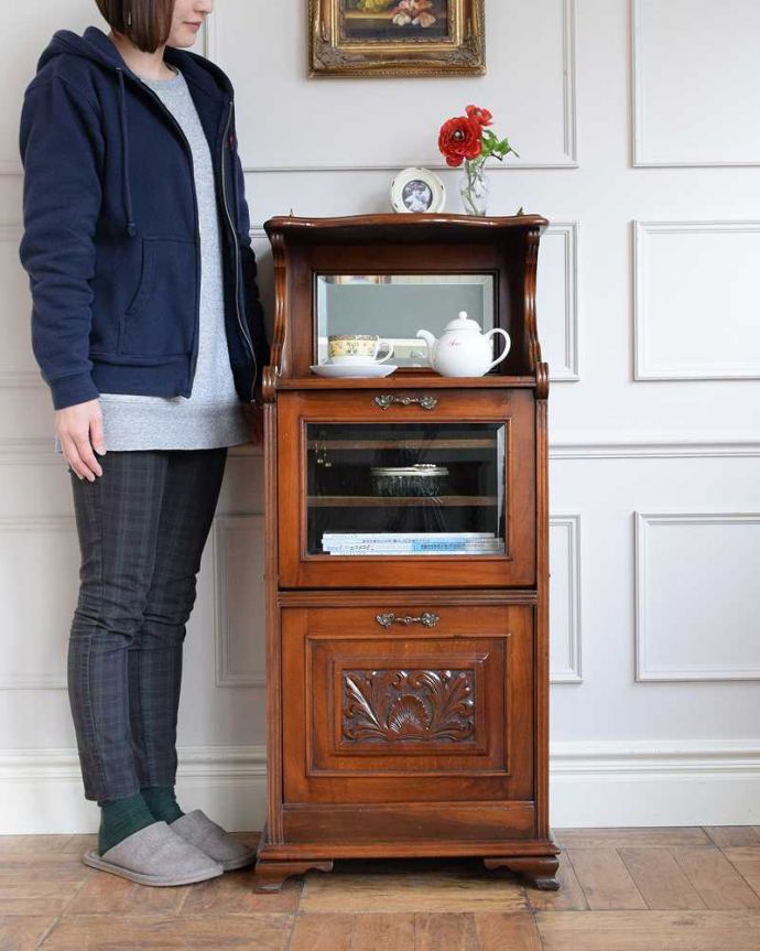 アンティークのキャビネット アンティーク家具 英国輸入のアンティーク家具、ミラー付きミュージックキャビネット。贅沢な時間が過ごせる最上級の美しさ楽譜を美しく収納するためだけに作られたコンパクトなサイズのミュージックキャビネットは、造りも贅沢です。(q-1726-f)