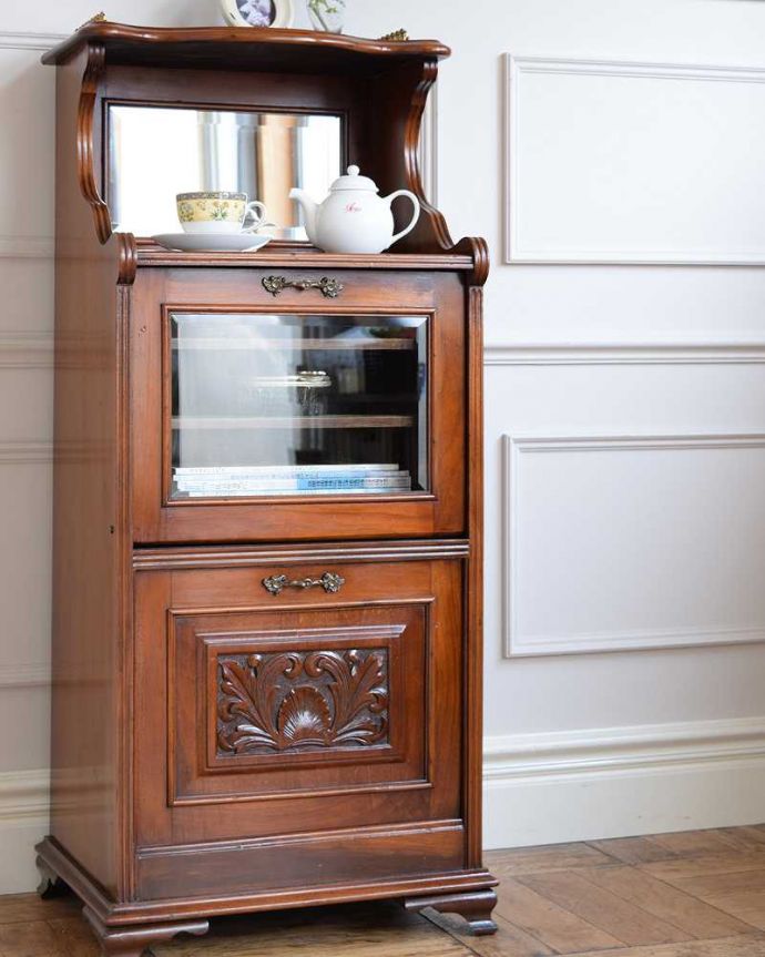 アンティークのキャビネット アンティーク家具 英国輸入のアンティーク家具、ミラー付きミュージックキャビネット。ガラス越しに中をのぞいてみると・・・アンティークのガラスを通して中に入っているものを見ると、なんだかちょっと高級に見えるんです。(q-1726-f)