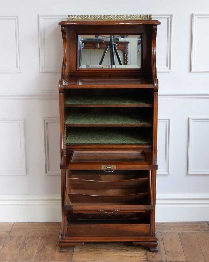 アンティークのキャビネット アンティーク家具 英国輸入のアンティーク家具、ミラー付きミュージックキャビネット。扉を開けてみると・・・贅沢な造りの家具に合わせて、しっかり修復しました。(q-1726-f)