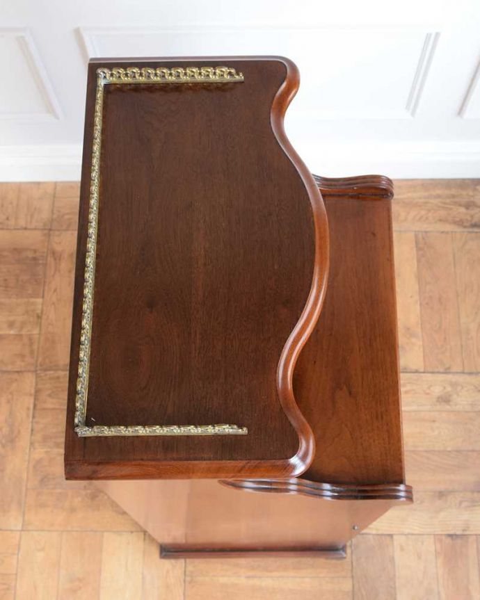 アンティークのキャビネット アンティーク家具 英国輸入のアンティーク家具、ミラー付きミュージックキャビネット。家具を上から見てみましょう目線に入る天板の上もしっかりと修復しました。(q-1726-f)