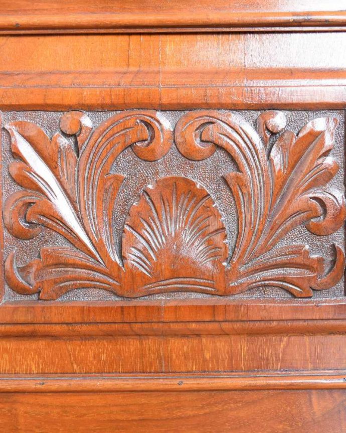 アンティークのキャビネット アンティーク家具 英国輸入のアンティーク家具、ミラー付きミュージックキャビネット。ここの彫も最上級の美しさいろんな部分の美しさが重なり合って、最上級の美しさを醸し出してくれます。(q-1726-f)