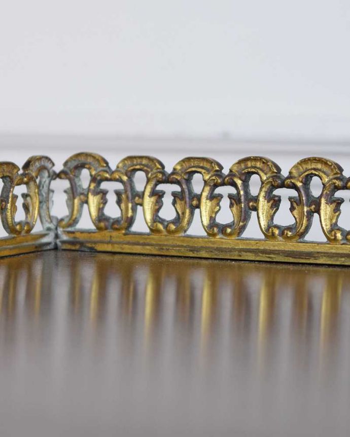 アンティークのキャビネット アンティーク家具 英国輸入のアンティーク家具、ミラー付きミュージックキャビネット。うっとりする美しさ機械化が進んでいない時代に手作業で作られた職人技が際立ちます。(q-1726-f)