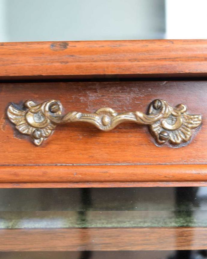 アンティークのキャビネット アンティーク家具 英国輸入のアンティーク家具、ミラー付きミュージックキャビネット。開ける度にワクワク取っ手もアンティークらしい贅沢なデザイン。(q-1726-f)