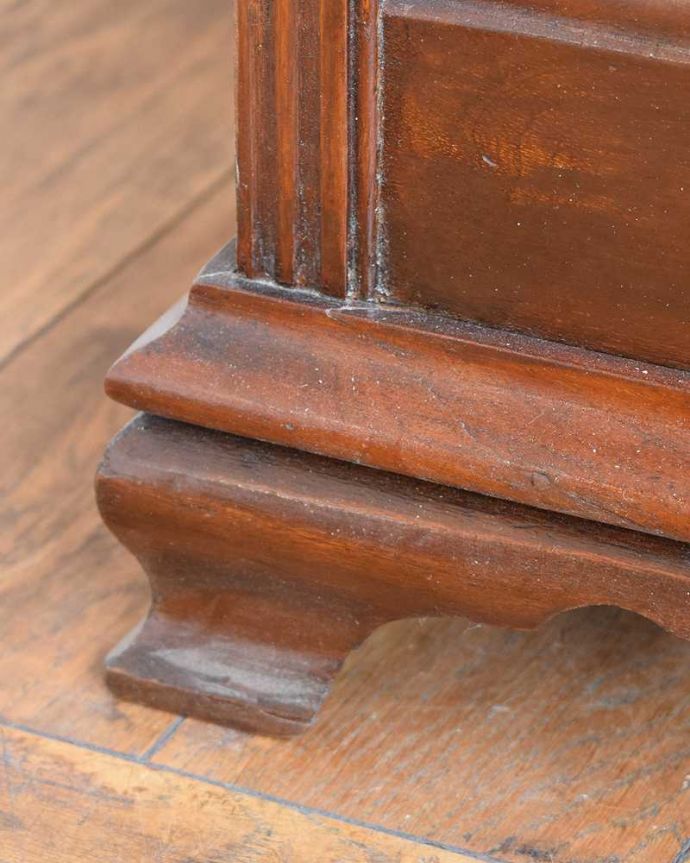 アンティークのキャビネット アンティーク家具 英国輸入のアンティーク家具、ミラー付きミュージックキャビネット。女性1人でラクラク運べちゃうんですHandleのアンティークは、脚の裏にフェルトキーパーをお付けしています。(q-1726-f)