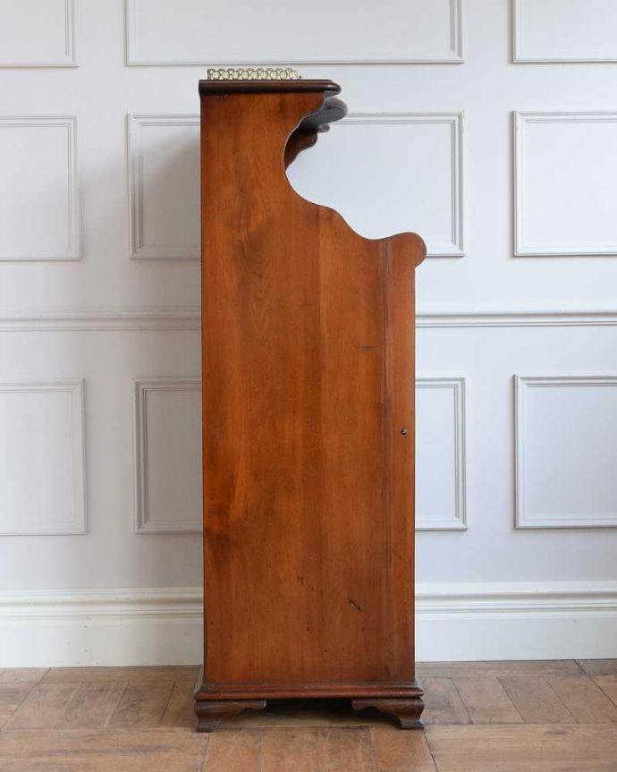 アンティークのキャビネット アンティーク家具 英国輸入のアンティーク家具、ミラー付きミュージックキャビネット。もちろん横顔も美しいしっかりお直ししたので、どこから見ても美しい自信があります。(q-1726-f)