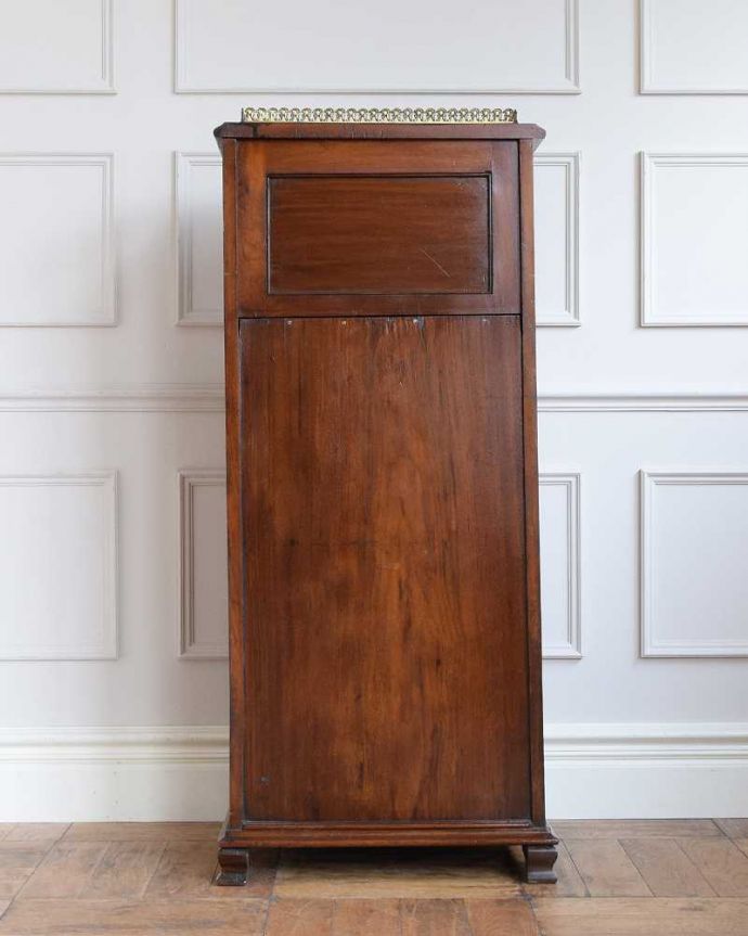 アンティークのキャビネット アンティーク家具 英国輸入のアンティーク家具、ミラー付きミュージックキャビネット。後ろ姿にも気を使っていますアンティークは新品ではないので、経年変化によるキズはありますが、専門の職人がしっかり修復したので後ろ姿も美しいんです。(q-1726-f)