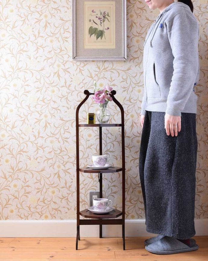 プランツスタンド・ケーキスタンド　アンティーク家具　英国のアフタヌーンティーを自宅で楽しめる、アンティークケーキスタンド 。英国アフタヌーンティーのために作られた家具19世紀末に屋外でのアフタヌーンティーを楽しむために作られた木製のケーキスタンド。(q-1727-f)