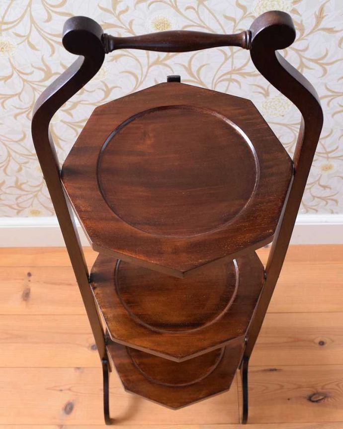 プランツスタンド・ケーキスタンド　アンティーク家具　英国のアフタヌーンティーを自宅で楽しめる、アンティークケーキスタンド 。上から見るとこんな感じ小さくても、もちろん専門の職人がしっかり修復したのでピッカピカです。(q-1727-f)