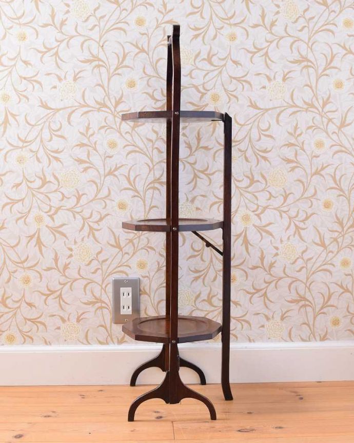 プランツスタンド・ケーキスタンド　アンティーク家具　英国のアフタヌーンティーを自宅で楽しめる、アンティークケーキスタンド 。横から見るとこんな形アンティークは新品ではないので、経年変化によるキズはありますが、専門の職人がしっかり修復したのでキレイです。(q-1727-f)