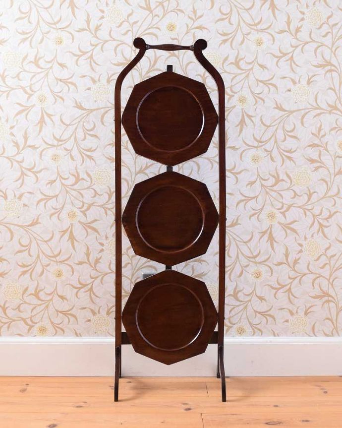 プランツスタンド・ケーキスタンド　アンティーク家具　英国のアフタヌーンティーを自宅で楽しめる、アンティークケーキスタンド 。畳むとこんなにコンパクト正面から見るとスクリーンのように見える姿もなんだか上品です。(q-1727-f)