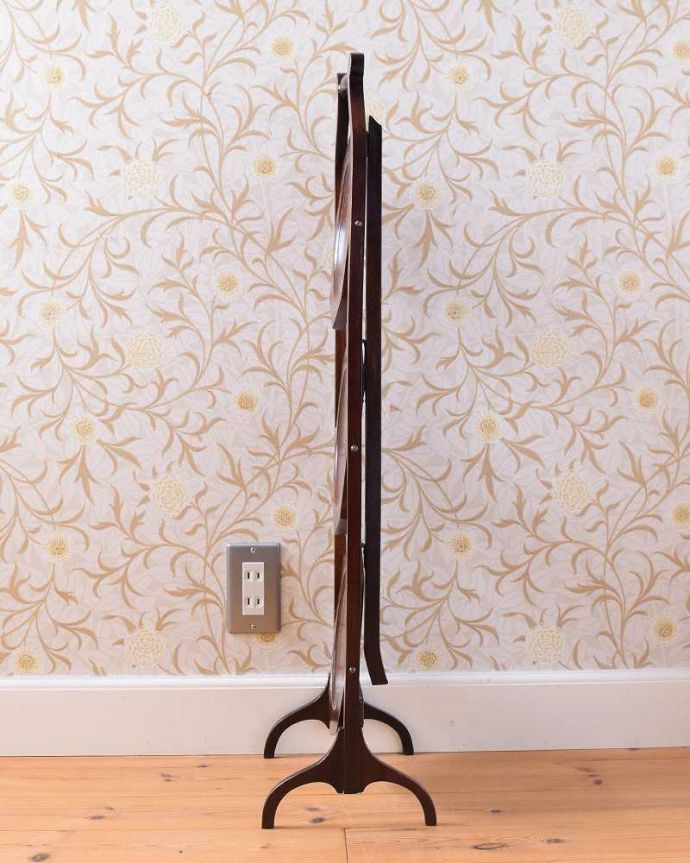 プランツスタンド・ケーキスタンド　アンティーク家具　英国のアフタヌーンティーを自宅で楽しめる、アンティークケーキスタンド 。こんなにコンパクト畳むとこんなにコンパクトなサイズになるので、狭い場所にも片付けられます。(q-1727-f)