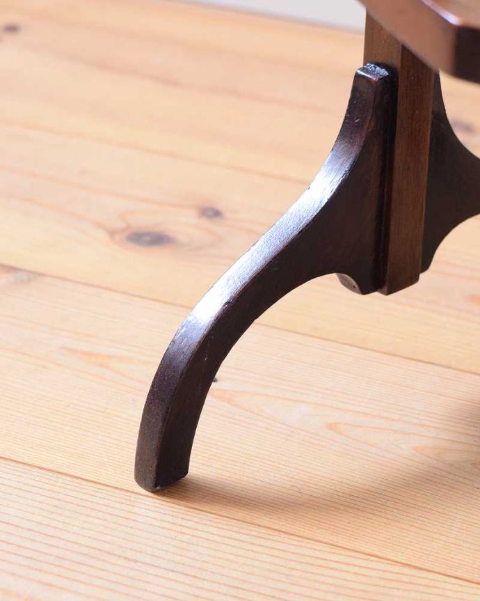 プランツスタンド・ケーキスタンド　アンティーク家具　英国のアフタヌーンティーを自宅で楽しめる、アンティークケーキスタンド 。Handleの家具の脚の裏には･･･フェルトキーパーを貼ってお送りしていますので引きずっても床にキズが付きません。(q-1727-f)