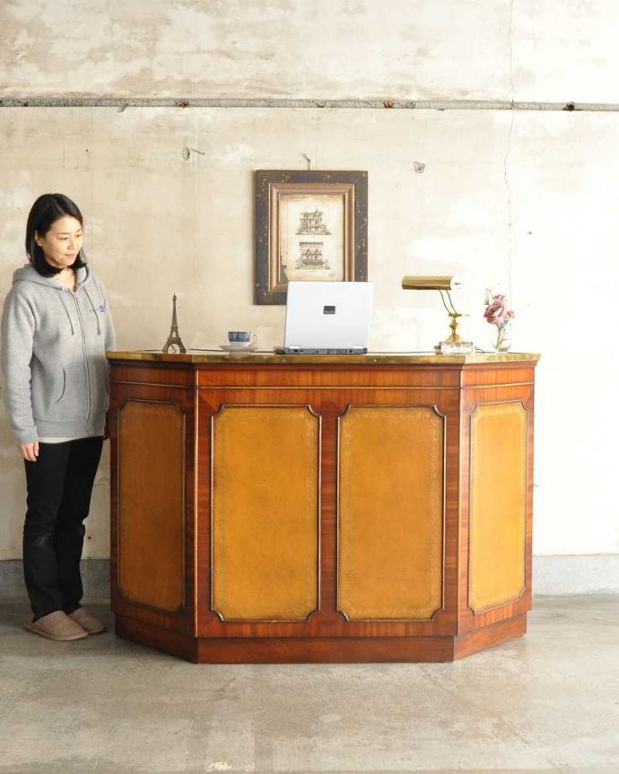 アンティークのキャビネット　アンティーク家具　英国で見つけた高級感漂うアンティークのカウンター。英国紳士らしい落ち着いた雰囲気がカッコいい！上品で落ち着いた雰囲気のカウンターは誰が見ても憧れちゃうアイテム。(q-1728-f)