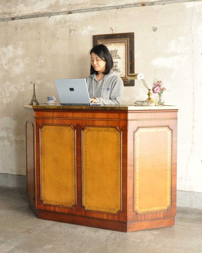 アンティークのキャビネット　アンティーク家具　英国で見つけた高級感漂うアンティークのカウンター。ここに立つだけで、英国パブ気分カッコよすぎるカウンターは、どんな使い方でもOK！ここに立っているだけで、なんだかイギリスにいる気分に酔いしれちゃうんです。(q-1728-f)