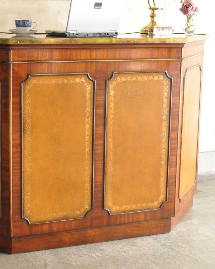 アンティークのキャビネット　アンティーク家具　英国で見つけた高級感漂うアンティークのカウンター。高級感のある英国らしい彫がカッコいい！英国アンティークらしい彫の美しさが一番の魅力。(q-1728-f)