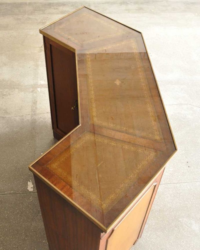 アンティークのキャビネット　アンティーク家具　英国で見つけた高級感漂うアンティークのカウンター。天板を見てみると･･･上から見ると家具はこんな形です。(q-1728-f)