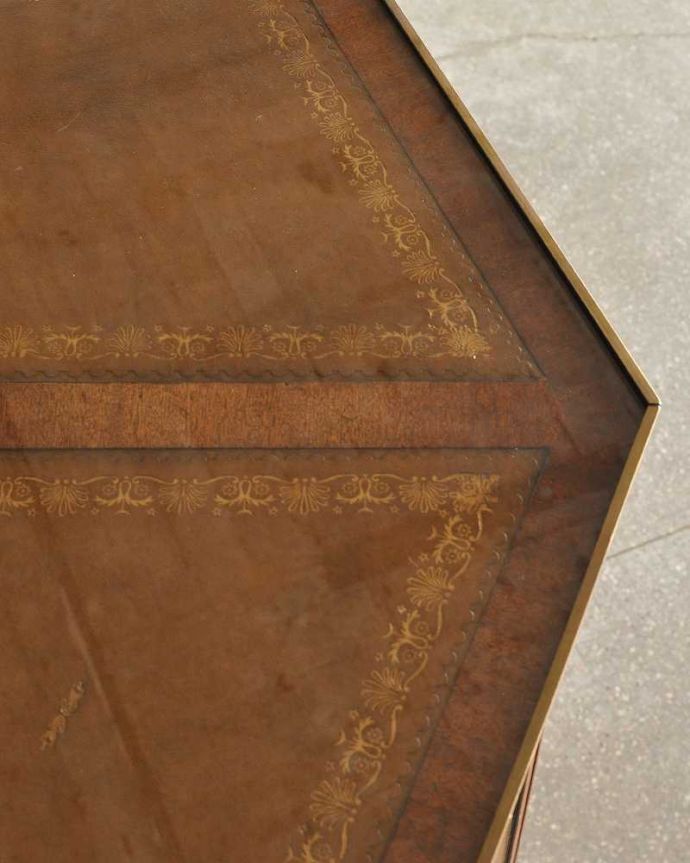 アンティークのキャビネット　アンティーク家具　英国で見つけた高級感漂うアンティークのカウンター。近づいて見てみると･･･天板にガラスが乗っているので、革の部分もとてもキレイです。(q-1728-f)