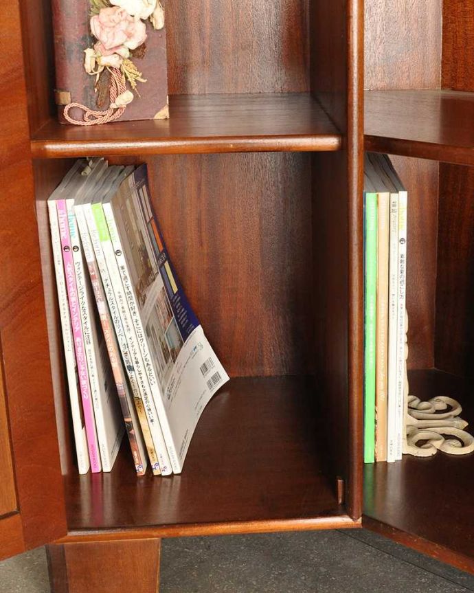 アンティークのキャビネット　アンティーク家具　英国で見つけた高級感漂うアンティークのカウンター。A4サイズも収納出来ちゃう優れもの雑誌も立てて収納出来ちゃうところも嬉しいポイント。(q-1728-f)