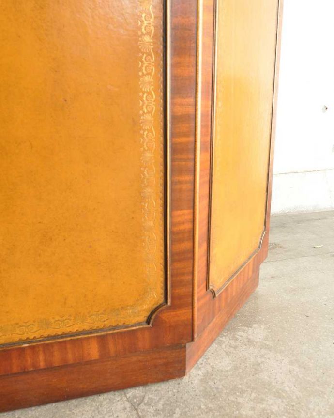 アンティークのキャビネット　アンティーク家具　英国で見つけた高級感漂うアンティークのカウンター。女性１人でラクラク運べちゃうんですHandleのアンティークは、脚の裏にフェルトキーパーをお付けしています。(q-1728-f)