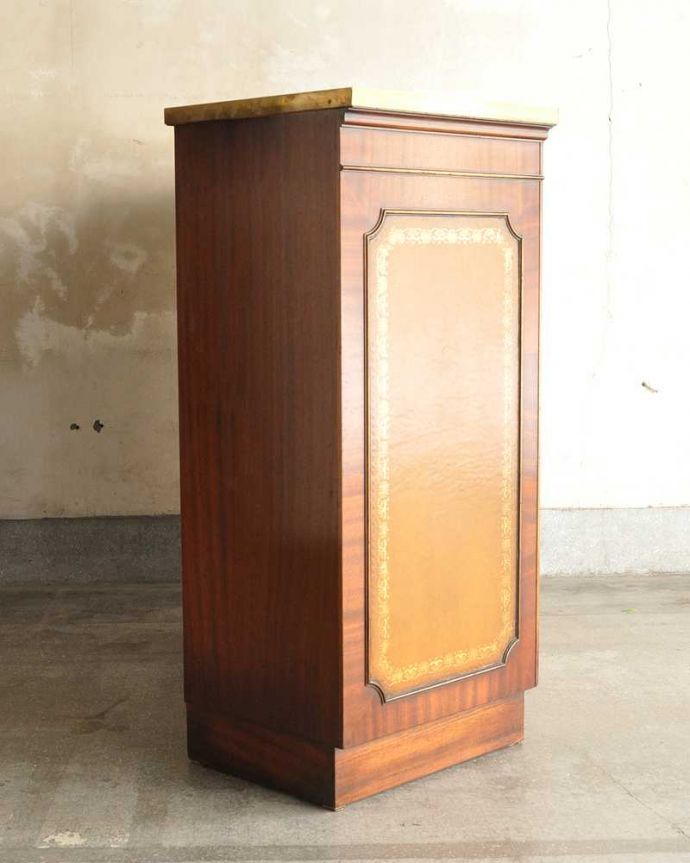 アンティークのキャビネット　アンティーク家具　英国で見つけた高級感漂うアンティークのカウンター。360度、どこから見てもキレイ両面使える家具なので、グルッと360度、どこから見られても素敵な自信があります。(q-1728-f)