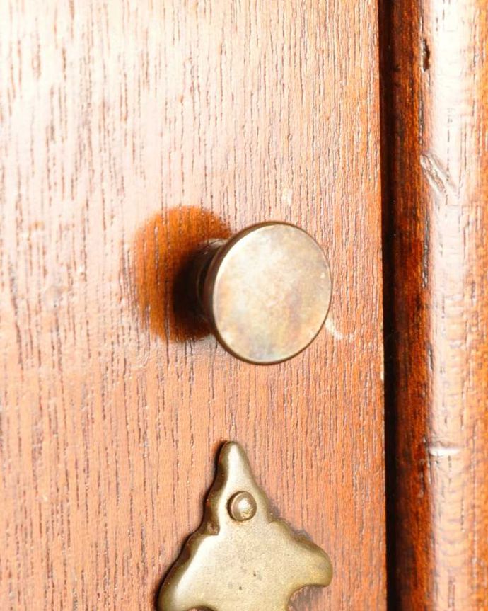 アンティークのキャビネット　アンティーク家具　英国で見つけた高級感漂うアンティークのカウンター。小さなパーツにもこだわり取っ手だけを見ていても現代とは違って良質な素材が使われているのが分かります。(q-1728-f)