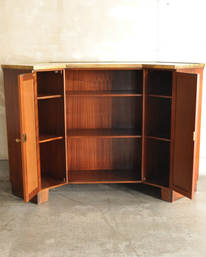 アンティークのキャビネット　アンティーク家具　英国で見つけた高級感漂うアンティークのカウンター。扉のを開けてみましょう棚も付いているのでたっぷり収納できます。(q-1728-f)