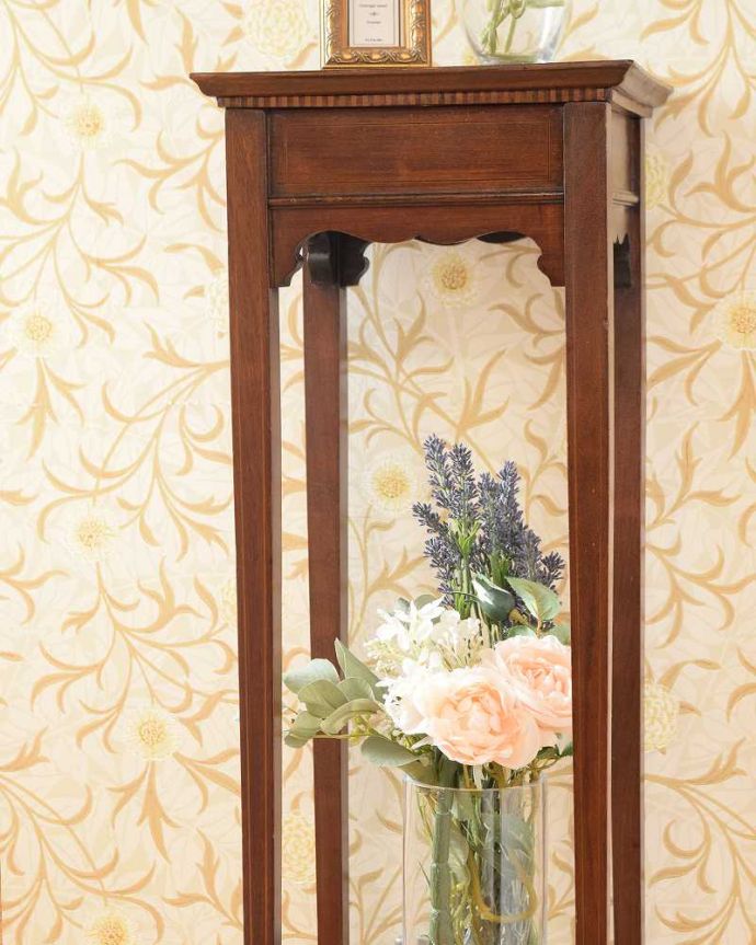 プランツスタンド・ケーキスタンド アンティーク家具 英国輸入の美しいアンティーク家具、象嵌が美しいプランツスタンド 。小さくてもアンティークの気品タップリ美しい立ち姿は堂々として品格たっぷり。(q-1729-f)