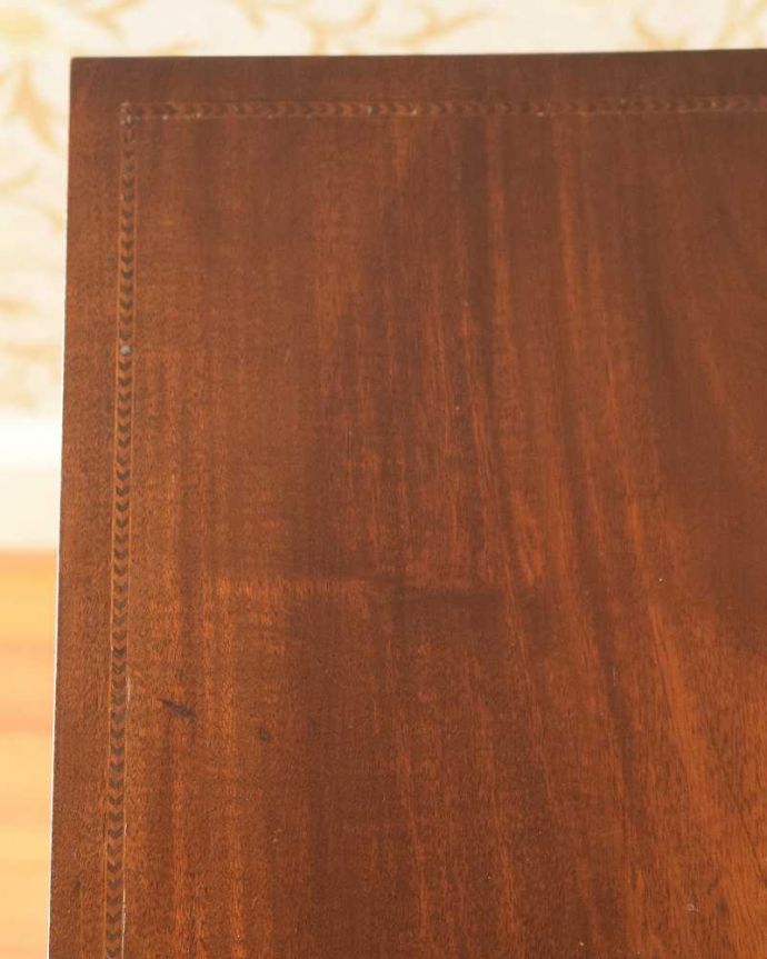 プランツスタンド・ケーキスタンド アンティーク家具 英国輸入の美しいアンティーク家具、象嵌が美しいプランツスタンド 。近づいてみると…象嵌が描かれた美しい天板。(q-1729-f)