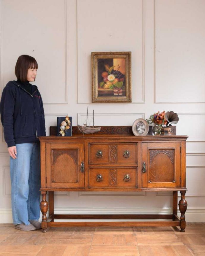 アンティークのキャビネット アンティーク家具 重厚感たっぷりのアンティークの英国家具、彫刻が美しいサイドボード。英国アンティーク家具らしい重厚なオトナの美しさ重厚感のあるドッシリとした雰囲気の彫がたっぷり入ったサイドボード、もともとはダイニングでサーブ用に使われていた家具です。(q-1730-f)