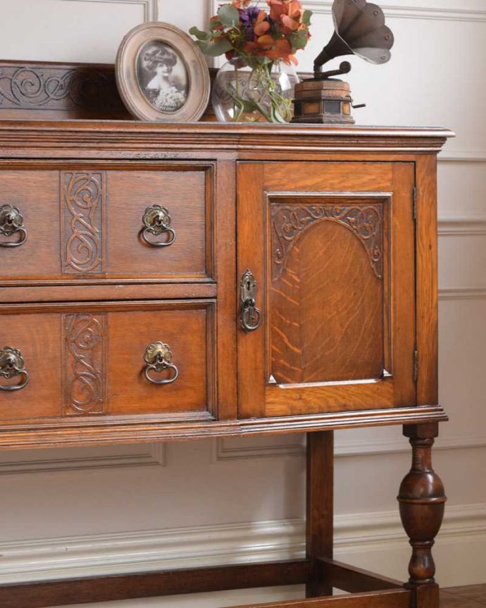 アンティークのキャビネット アンティーク家具 重厚感たっぷりのアンティークの英国家具、彫刻が美しいサイドボード。やっぱり魅力は英国らしい彫まだ機械が発達していない時代に、こんなに堅い木材をどうやって加工したんだろう?って不思議になるくらい細かい彫。(q-1730-f)