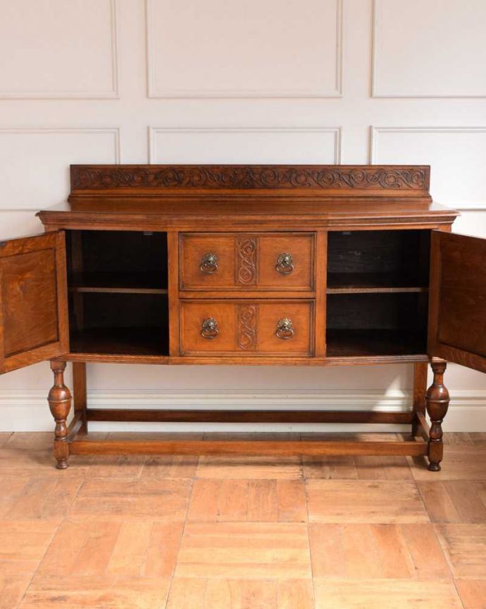 アンティークのキャビネット アンティーク家具 重厚感たっぷりのアンティークの英国家具、彫刻が美しいサイドボード。扉の奥にはたっぷりの収納。(q-1730-f)
