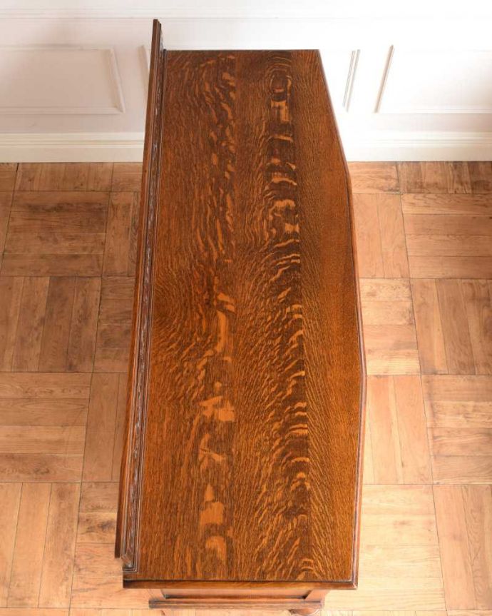 アンティークのキャビネット アンティーク家具 重厚感たっぷりのアンティークの英国家具、彫刻が美しいサイドボード。上から見てるとこんな感じです。(q-1730-f)